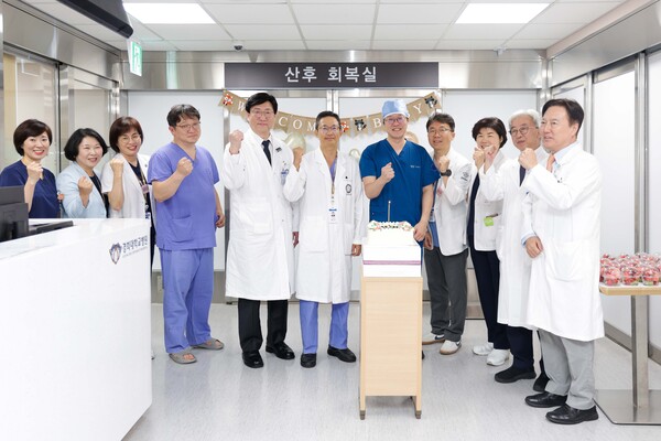 첨부1 개소식 사진(좌측 5번째 오주형 경희의료원장 겸 경희대병원장, 7번째 경희대병원 이영주 고위험산모센터장)