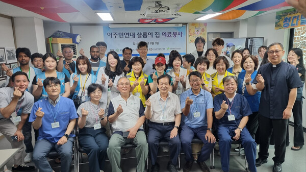 001_의료봉사 단체사진