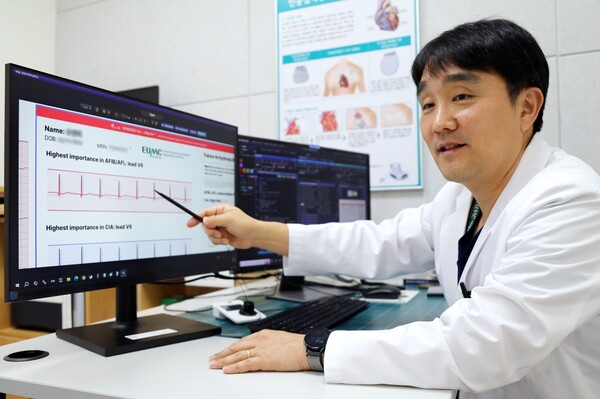 맥케이로 환자 상태 설명하는 이대목동병원 순환기내과 박준범 교수