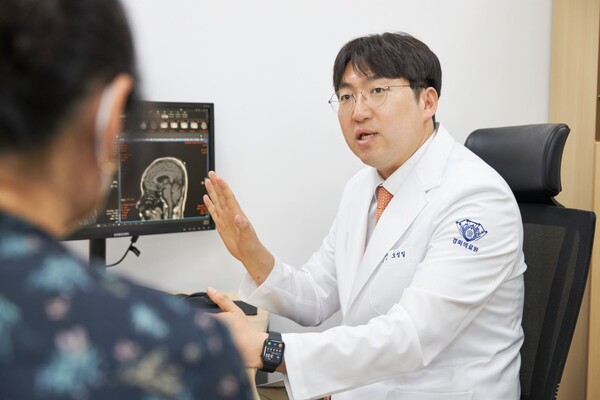 경희대병원 신경과 오성일 교수가 중증근무력증에 대해 설명하고 있다