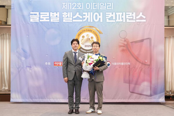 수상사진(우측 경희대병원 소아청소년과 최용성 교수)